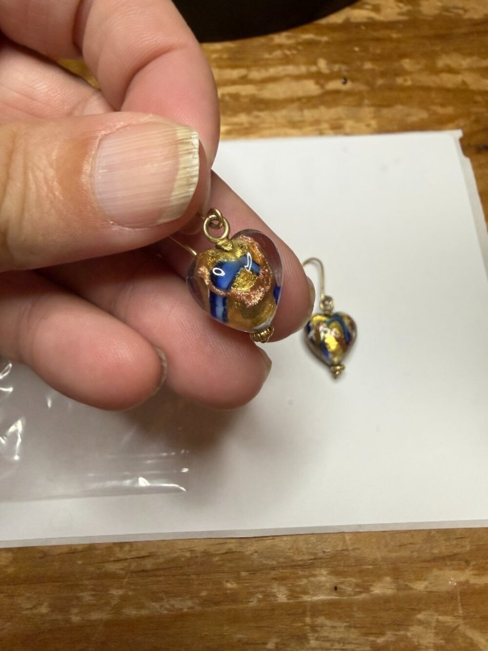 dangle glass heart earrings - gold - Picture 3 of 4